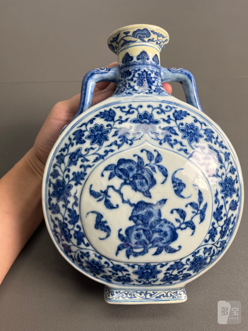 清乾隆  青花缠枝花卉福寿纹抱月瓶 - 图8